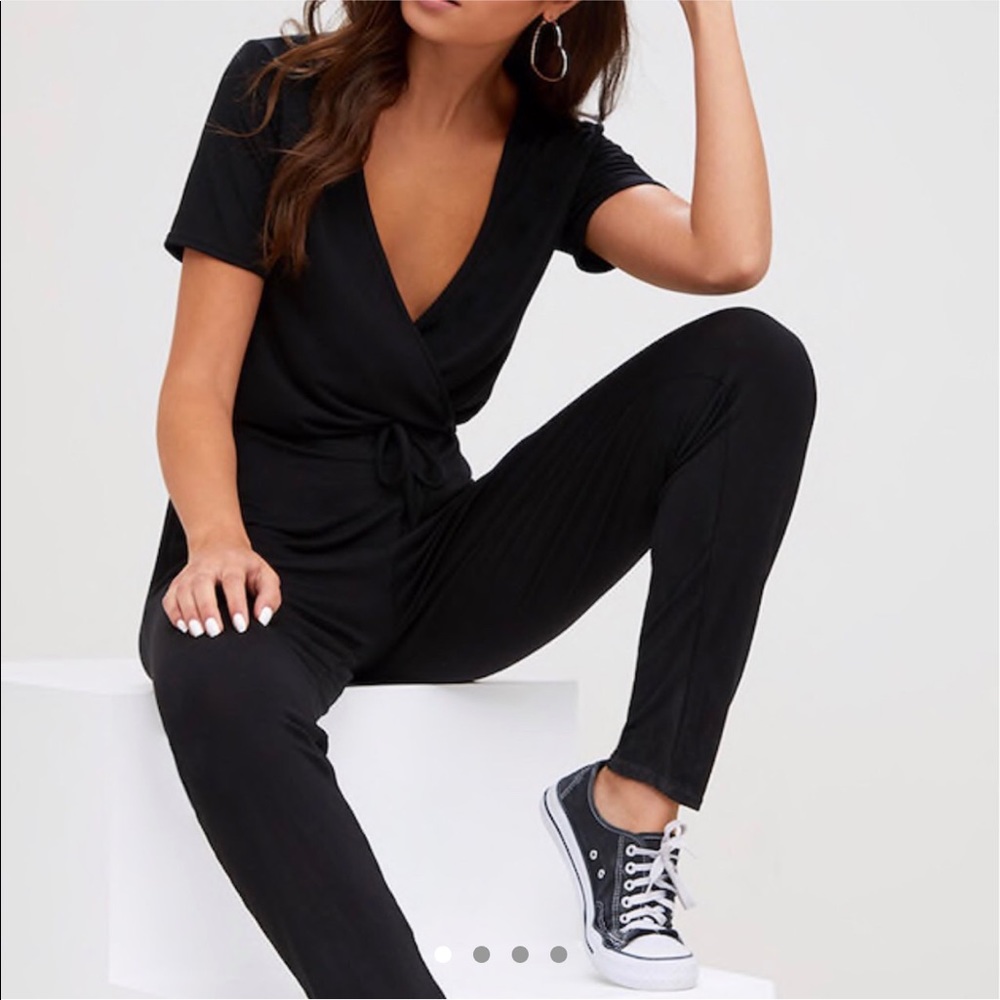 BLACK FITTED PRETTY LITTLE THINGS JUMPSUIT